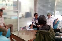 Manager HRD Hernanda Bagus melakukan audiensi bersama perwakilan aksi tersebut di lobby kantor PT Kerta Rajasa Raya Sidoarjo. (Foto: Syaiful/digitalJatim)