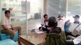 Manager HRD Hernanda Bagus melakukan audiensi bersama perwakilan aksi tersebut di lobby kantor PT Kerta Rajasa Raya Sidoarjo. (Foto: Syaiful/digitalJatim)