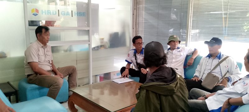 Manager HRD Hernanda Bagus melakukan audiensi bersama perwakilan aksi tersebut di lobby kantor PT Kerta Rajasa Raya Sidoarjo. (Foto: Syaiful/digitalJatim)