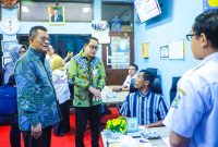 Sekretaris Daerah Provinsi Jawa Timur Adhy Karyono mendampingi Deputi Bidang Pelayanan Publik Kementerian Pendayagunaan Aparatur Negara dan Reformasi Birokrasi (PAN-RB) RI Otok Kuswandaru dalam rangkaian kunjungan kerja peninjauan pelayanan publik di Jawa Timur. (Foto: Adpim For DigitalJatim)