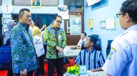 Sekretaris Daerah Provinsi Jawa Timur Adhy Karyono mendampingi Deputi Bidang Pelayanan Publik Kementerian Pendayagunaan Aparatur Negara dan Reformasi Birokrasi (PAN-RB) RI Otok Kuswandaru dalam rangkaian kunjungan kerja peninjauan pelayanan publik di Jawa Timur. (Foto: Adpim For DigitalJatim)