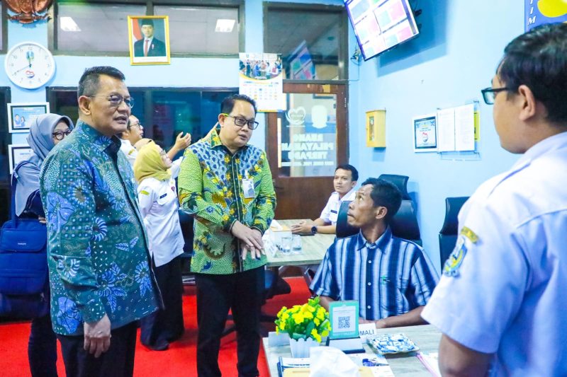 Sekretaris Daerah Provinsi Jawa Timur Adhy Karyono mendampingi Deputi Bidang Pelayanan Publik Kementerian Pendayagunaan Aparatur Negara dan Reformasi Birokrasi (PAN-RB) RI Otok Kuswandaru dalam rangkaian kunjungan kerja peninjauan pelayanan publik di Jawa Timur. (Foto: Adpim For DigitalJatim)