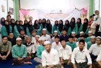 Pengurus Prime Foundation bersama santriwan dan santriwati di Ponpes Nurul Huda Surabaya. (Foto: Syaiful/DigitalJatim)