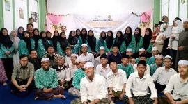 Pengurus Prime Foundation bersama santriwan dan santriwati di Ponpes Nurul Huda Surabaya. (Foto: Syaiful/DigitalJatim)