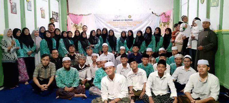 Pengurus Prime Foundation bersama santriwan dan santriwati di Ponpes Nurul Huda Surabaya. (Foto: Syaiful/DigitalJatim)