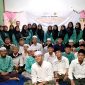 Pengurus Prime Foundation bersama santriwan dan santriwati di Ponpes Nurul Huda Surabaya. (Foto: Syaiful/DigitalJatim)
