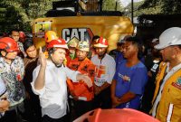 Wakil Gubernur Jawa Timur Emil Elestianto Dardak meninjau langsung lokasi bencana tanah longsor yang menutup akses Jalan Raya Nasional Trenggalek–Ponorogo KM 16 di Desa Nglinggis, Kecamatan Tugu, Kabupaten Trenggalek. (Foto: Adpim For DigitalJatim)