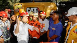 Wakil Gubernur Jawa Timur Emil Elestianto Dardak meninjau langsung lokasi bencana tanah longsor yang menutup akses Jalan Raya Nasional Trenggalek–Ponorogo KM 16 di Desa Nglinggis, Kecamatan Tugu, Kabupaten Trenggalek. (Foto: Adpim For DigitalJatim)