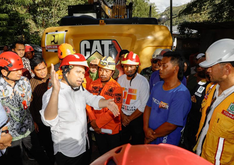Wakil Gubernur Jawa Timur Emil Elestianto Dardak meninjau langsung lokasi bencana tanah longsor yang menutup akses Jalan Raya Nasional Trenggalek–Ponorogo KM 16 di Desa Nglinggis, Kecamatan Tugu, Kabupaten Trenggalek. (Foto: Adpim For DigitalJatim)
