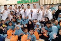 Pengurus Cabang TIDAR Sidoarjo bersama anak-anak Panti Asuhan Muzdalifah Waru Sidoarjo. (Foto: Syaiful/digitalJatim)