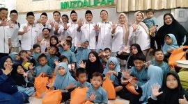 Pengurus Cabang TIDAR Sidoarjo bersama anak-anak Panti Asuhan Muzdalifah Waru Sidoarjo. (Foto: Syaiful/digitalJatim)