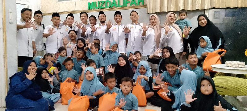 Pengurus Cabang TIDAR Sidoarjo bersama anak-anak Panti Asuhan Muzdalifah Waru Sidoarjo. (Foto: Syaiful/digitalJatim)