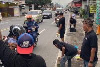 Tim Relawan Masyarakat Anti Korupsi Indonesia (MAKI) Jawa Timur kembali menggelar aksi sosial dengan membagikan 1.000 paket takjil gratis kepada para pengguna jalan di Jalan Leces, Kabupaten Probolinggo. (Foto: Istimewa)