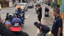 Tim Relawan Masyarakat Anti Korupsi Indonesia (MAKI) Jawa Timur kembali menggelar aksi sosial dengan membagikan 1.000 paket takjil gratis kepada para pengguna jalan di Jalan Leces, Kabupaten Probolinggo. (Foto: Istimewa)