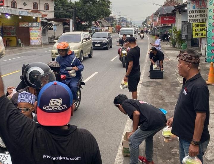Tim Relawan Masyarakat Anti Korupsi Indonesia (MAKI) Jawa Timur kembali menggelar aksi sosial dengan membagikan 1.000 paket takjil gratis kepada para pengguna jalan di Jalan Leces, Kabupaten Probolinggo. (Foto: Istimewa)