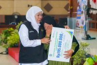 Gubernur Jawa Timur Khofifah Indar Parawansa salurkan bantuan sosial di Pendopo Kridho Manunggal Kabupaten Tuban. (Foto: Adpim For digitalJatim)