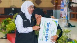 Gubernur Jawa Timur Khofifah Indar Parawansa salurkan bantuan sosial di Pendopo Kridho Manunggal Kabupaten Tuban. (Foto: Adpim For digitalJatim)