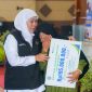 Gubernur Jawa Timur Khofifah Indar Parawansa salurkan bantuan sosial di Pendopo Kridho Manunggal Kabupaten Tuban. (Foto: Adpim For digitalJatim)