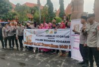 Aliansi Jurnalis Sidoarjo (AJS) bersama jajaran Polsek Buduran membagikan ratusan paket takjil kepada pengguna jalan di depan Museum Mpu Tantular, Kabupaten Sidoarjo. (Foto: Istimewa)