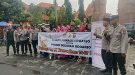 Aliansi Jurnalis Sidoarjo (AJS) bersama jajaran Polsek Buduran membagikan ratusan paket takjil kepada pengguna jalan di depan Museum Mpu Tantular, Kabupaten Sidoarjo. (Foto: Istimewa)