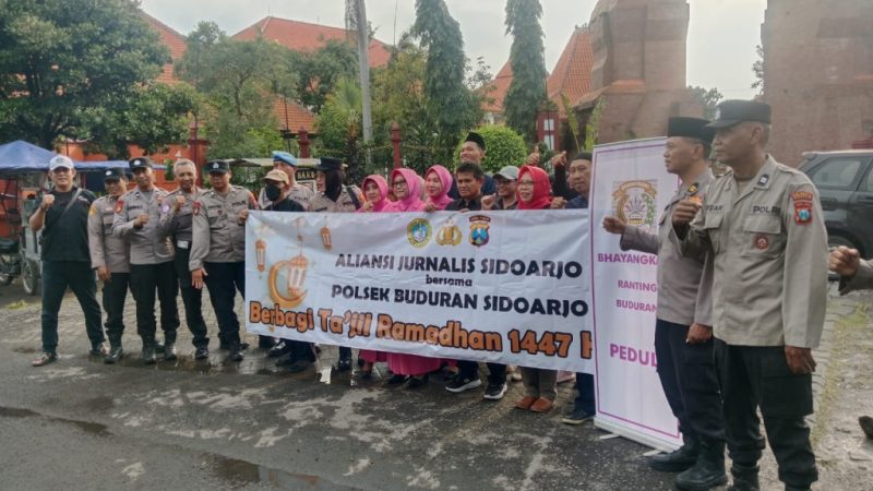 Aliansi Jurnalis Sidoarjo (AJS) bersama jajaran Polsek Buduran membagikan ratusan paket takjil kepada pengguna jalan di depan Museum Mpu Tantular, Kabupaten Sidoarjo. (Foto: Istimewa)