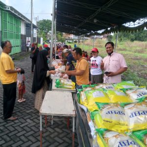 Disperindag Jatim Gelar Pasar Murah di Gresik, Warga Menganti Permai Antusias Berbelanja