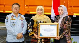 Gubernur Jawa Timur Khofifah Indar Parawansa menyerahkan truk yang telah dinormalisasi dimensinya kepada perwakilan sopir di halaman Kantor Dinas Perhubungan (Dishub) Provinsi Jawa Timur. (Foto: Adpim For DigitalJatim)