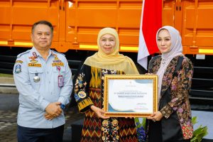 Menuju Zero ODOL 2027, Gubernur Khofifah Serahkan Truk Hasil Normalisasi Dimensi di Jatim