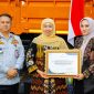 Gubernur Jawa Timur Khofifah Indar Parawansa menyerahkan truk yang telah dinormalisasi dimensinya kepada perwakilan sopir di halaman Kantor Dinas Perhubungan (Dishub) Provinsi Jawa Timur. (Foto: Adpim For DigitalJatim)