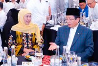 Gubernur Jawa Timur Khofifah Indar (Kiri) bersama Menteri Agama RI Nasaruddin Umar melakukan buka puasa bersama di Sheraton Surabaya Hotel & Towers. (Foto: KIP For DigitalJatim)