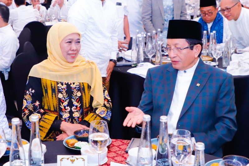 Gubernur Jawa Timur Khofifah Indar (Kiri) bersama Menteri Agama RI Nasaruddin Umar melakukan buka puasa bersama di Sheraton Surabaya Hotel & Towers. (Foto: KIP For DigitalJatim)