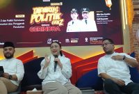 Wakil Wali Kota Blitar dan Wakil Bendahara PD Tidar Jawa Timur Elim Tyu Samba (Tengah) bersama Wakil Walikota Batu dan Ketua DPC Gerindra Kota Batu Heli Suyanto (kiri) didampingi Ketua DPD Gerindra Jawa Timur Anwar Sadad (kiri) di kantor DPD Gerindra Jatim. (Foto: Syaiful)