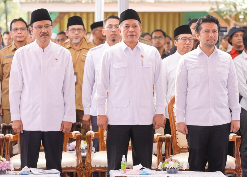 Wakil Gubenur Emil Elestianto Dardak mendampingi Menteri Koperasi dan Menteri Sosial menghadiri koperasi merah putih dan  program keluarga harapan (PKH) di  KDMP Gejugjati, Lekok, Kabupaten Pasuruan. (Foto: Adpim For DigitalJatim)