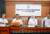 Gubernur Jawa Timur Khofifah Indar Parawansa meninjau Posko Tunjangan Hari Raya (THR) Keagamaan di Dinas Tenaga Kerja dan Transmigrasi (Disnakertrans) Provinsi Jawa Timur. (Foto: Adpim For digitalJatim)