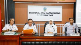 Gubernur Jawa Timur Khofifah Indar Parawansa meninjau Posko Tunjangan Hari Raya (THR) Keagamaan di Dinas Tenaga Kerja dan Transmigrasi (Disnakertrans) Provinsi Jawa Timur. (Foto: Adpim For digitalJatim)