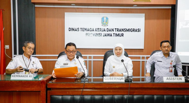 Gubernur Jawa Timur Khofifah Indar Parawansa meninjau Posko Tunjangan Hari Raya (THR) Keagamaan di Dinas Tenaga Kerja dan Transmigrasi (Disnakertrans) Provinsi Jawa Timur. (Foto: Adpim For digitalJatim)