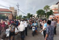 Tim Sekretariat DPRD Provinsi Jawa Timur kembali membagikan 1.500 takjil gratis berupa nasi kotak di halaman Gedung Indrapura, Surabaya. (Foto: Istimewa)