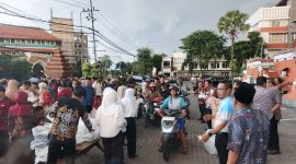 Tim Sekretariat DPRD Provinsi Jawa Timur kembali membagikan 1.500 takjil gratis berupa nasi kotak di halaman Gedung Indrapura, Surabaya. (Foto: Istimewa)