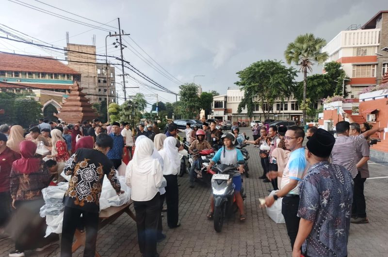 Tim Sekretariat DPRD Provinsi Jawa Timur kembali membagikan 1.500 takjil gratis berupa nasi kotak di halaman Gedung Indrapura, Surabaya. (Foto: Istimewa)