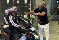 Koordinator Wilayah (Korwil) MAKI Jawa Timur Heru Satriyo bersama tim relawan MAKI Jawa Timur membagikan takjil di di Jalan Kolonel Sugiono, Kepuh Kiriman, Waru, Sidoarjo, tepatnya di depan Spilla Warkop. (Foto: Istimewa)