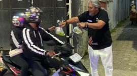 Koordinator Wilayah (Korwil) MAKI Jawa Timur Heru Satriyo bersama tim relawan MAKI Jawa Timur membagikan takjil di di Jalan Kolonel Sugiono, Kepuh Kiriman, Waru, Sidoarjo, tepatnya di depan Spilla Warkop. (Foto: Istimewa)