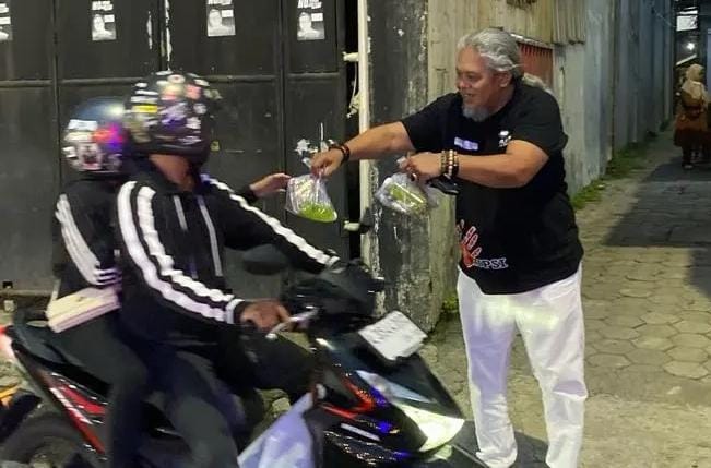 Koordinator Wilayah (Korwil) MAKI Jawa Timur Heru Satriyo bersama tim relawan MAKI Jawa Timur membagikan takjil di di Jalan Kolonel Sugiono, Kepuh Kiriman, Waru, Sidoarjo, tepatnya di depan Spilla Warkop. (Foto: Istimewa)