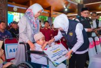 Di titik ke-15 ini, Gubernur Jawa Timur Khofifah Indar Parawansa menyalurkan bantuan sosial (bansos) kepada masyarakat Kabupaten Gresik di Pendopo Kabupaten Gresik. (Foto: Adpim For DigitalJatim)