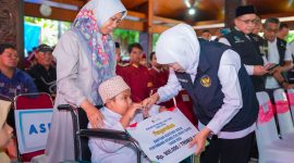 Di titik ke-15 ini, Gubernur Jawa Timur Khofifah Indar Parawansa menyalurkan bantuan sosial (bansos) kepada masyarakat Kabupaten Gresik di Pendopo Kabupaten Gresik. (Foto: Adpim For DigitalJatim)