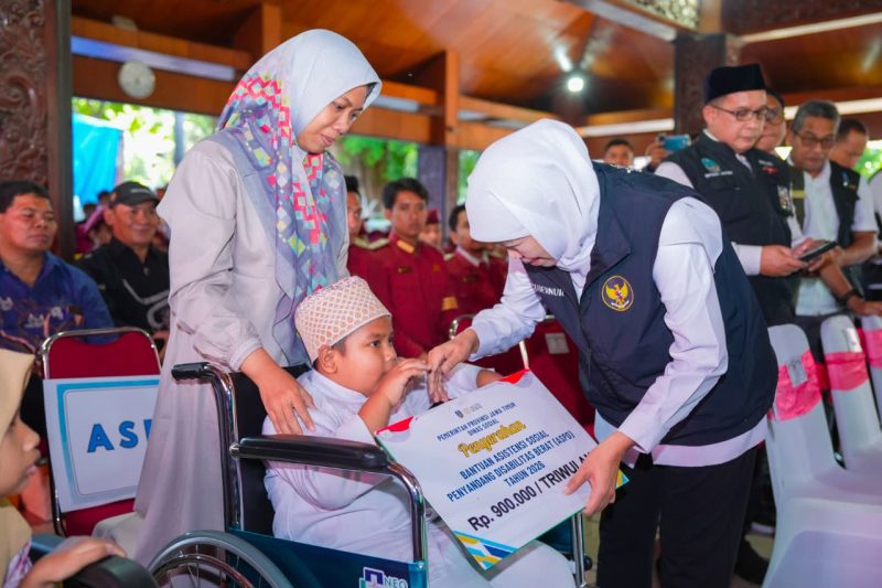 Di titik ke-15 ini, Gubernur Jawa Timur Khofifah Indar Parawansa menyalurkan bantuan sosial (bansos) kepada masyarakat Kabupaten Gresik di Pendopo Kabupaten Gresik. (Foto: Adpim For DigitalJatim)
