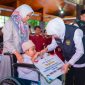 Di titik ke-15 ini, Gubernur Jawa Timur Khofifah Indar Parawansa menyalurkan bantuan sosial (bansos) kepada masyarakat Kabupaten Gresik di Pendopo Kabupaten Gresik. (Foto: Adpim For DigitalJatim)