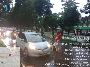Di Tengah Hujan, MAKI Jatim Tebar 250 Paket Takjil untuk Pengendara di Jalan Raya Juanda