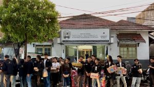 DPC GMNI Surabaya Bagi Ratusan Takjil di Tengah Hujan, Lanjut Bukber Kader