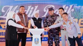 Gubernur Jawa Timur Khofifah Indar Parawansa memberangkatkan 3.000 peserta Program Mudik-Balik Gratis Angkutan Lebaran Tahun 2026 moda transportasi Kapal Laut dari Pelabuhan Jangkar, Situbondo. (Foto: Adpim For DigitalJatim)
