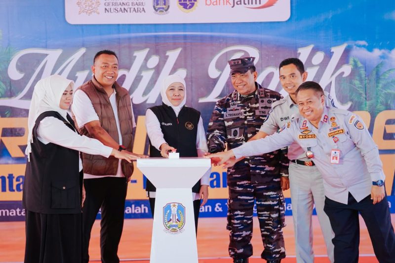 Gubernur Jawa Timur Khofifah Indar Parawansa memberangkatkan 3.000 peserta Program Mudik-Balik Gratis Angkutan Lebaran Tahun 2026 moda transportasi Kapal Laut dari Pelabuhan Jangkar, Situbondo. (Foto: Adpim For DigitalJatim)